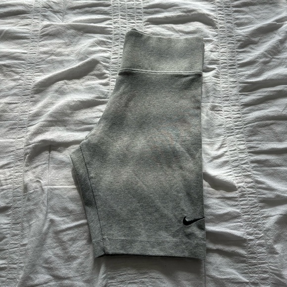 Nike workout shorts - Picture 2 of 2